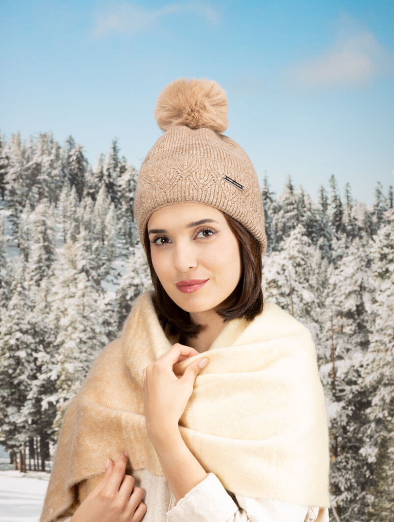 Bonnet avec étiquette en métal